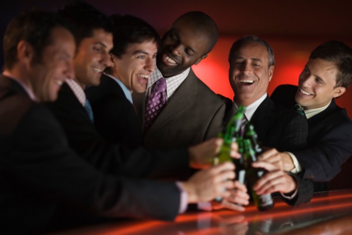 businessmen_drinking_beer_at_bar